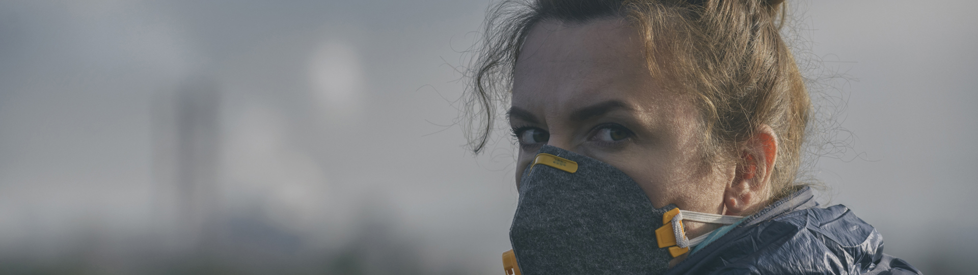 woman wearing mask due to air pollution