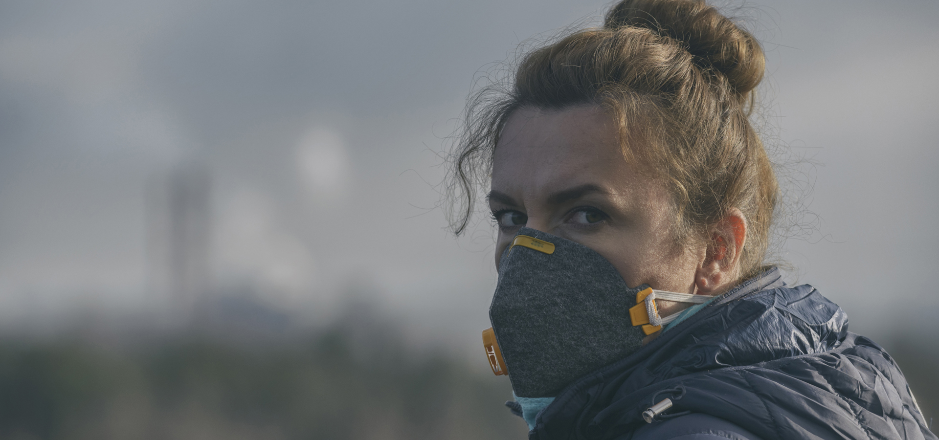 woman wearing mask due to air pollution